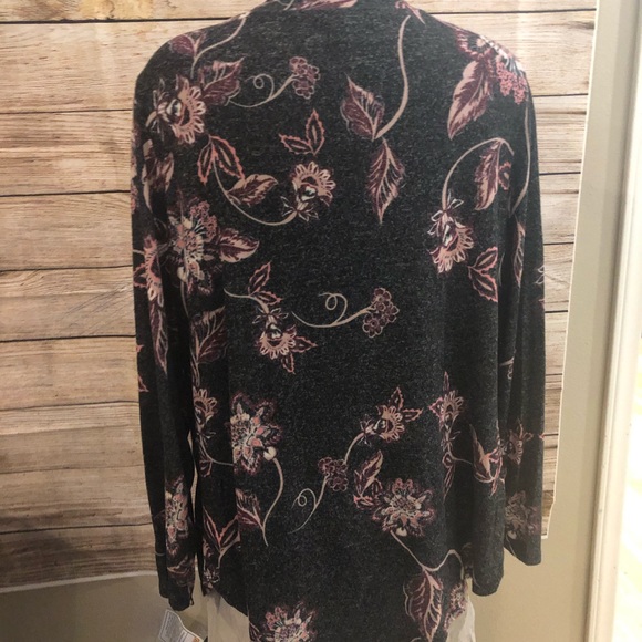 Women’s flower blouse - Picture 2 of 3
